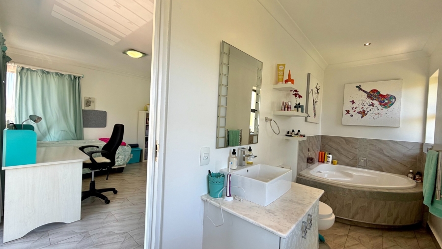 4 Bedroom Property for Sale in La Montagne Western Cape